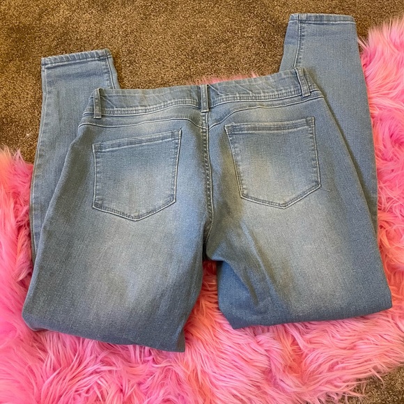 Distressed jeans - Picture 2 of 3